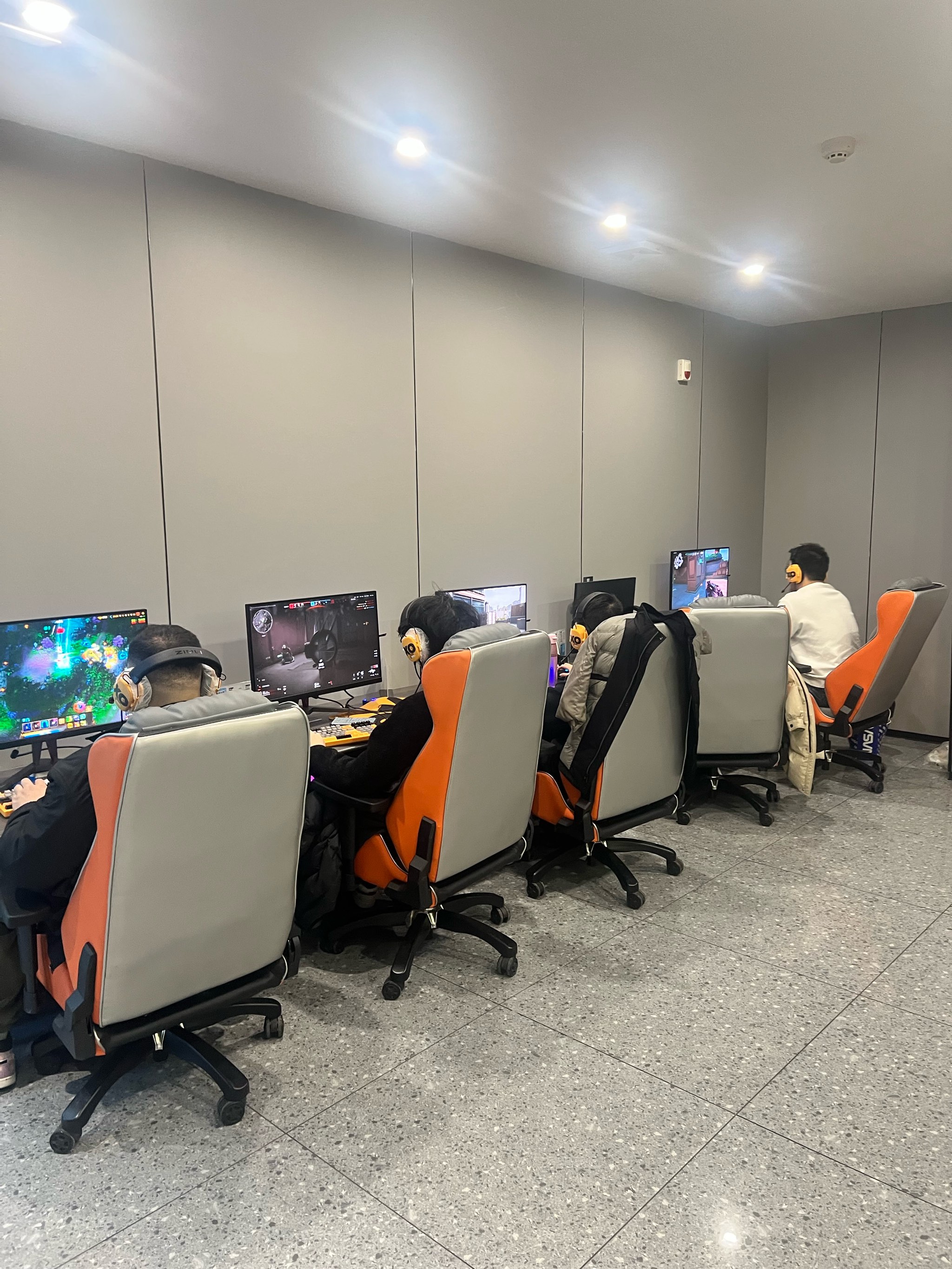 电竞社区活跃度高，粉丝互动频繁