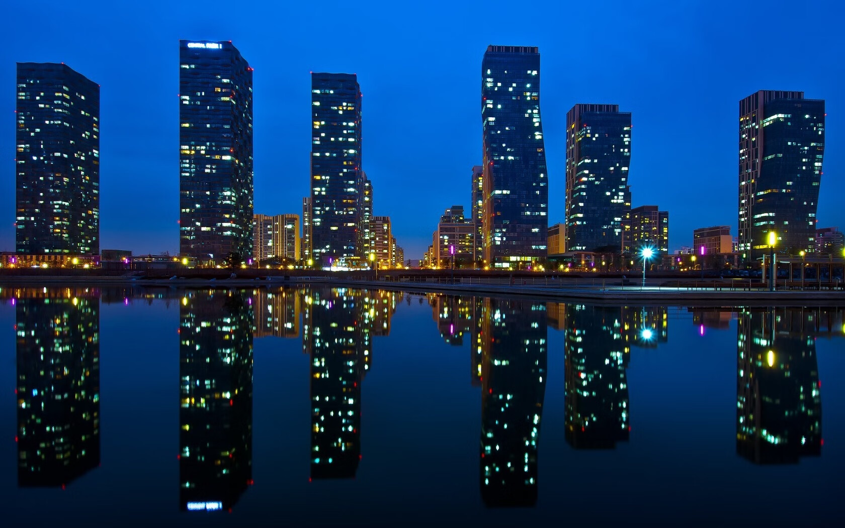 “阿仙奴战热刺:激战香港,谁能称雄?”