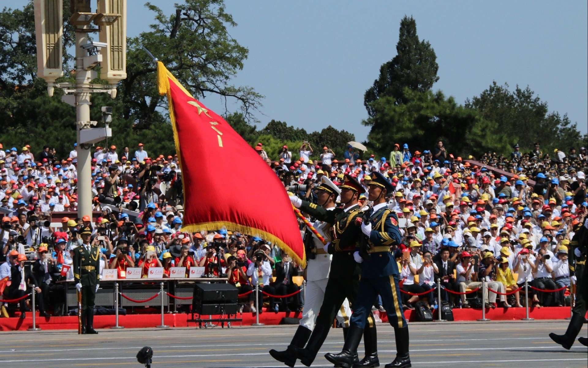 詹姆斯庆祝生日与队友聚餐，詹姆斯生日聚会